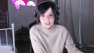 chick Masturbates Snatch