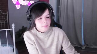 chick Masturbates Snatch
