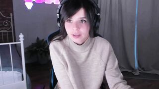 chick Masturbates Snatch