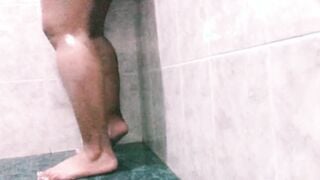 Hermosa joven en la ducha de un motel masturbandose sola con enorme toy