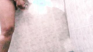 Hermosa joven en la ducha de un motel masturbandose sola con enorme toy