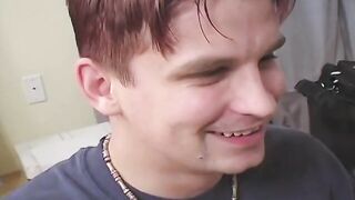 Young bro opens sexy's pink pusy lips to lick them on the sofa