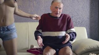 2 beauty babes suck grandpa dick and share his jizzed