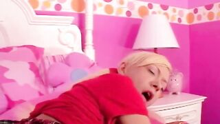 Lil Lexy Masturbate her bald Cunt using comb