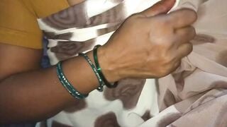 मेरे बालों वाली माँ बिस्तर के कमरे में हस्तमैथुन करती है। गुप्त कैमरा