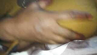 मेरे बालों वाली माँ बिस्तर के कमरे में हस्तमैथुन करती है। गुप्त कैमरा