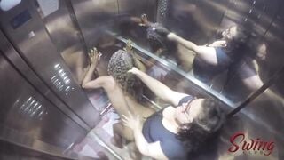 Flagramos a Bonequinha Sado e Arlequina no elevador da putaria - Vídeo completo no RED