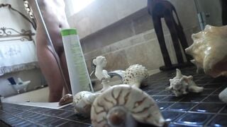 Une ï¿½tudiante se fait enculer sous sa douche