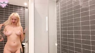 18 Yo Washes and Shaves Twat into the Wc - Solo
