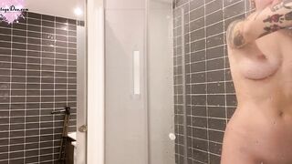 18 Yo Washes and Shaves Twat into the Wc - Solo
