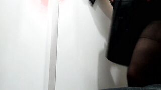 Hottie cougar into fitting room