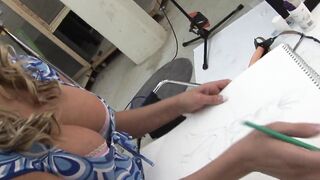 blonde und dark haired MILF ficken sich mit riesen toy und lecken sich
