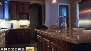 Brazzers - Claudia Obey Breaks inside Dera's House & give