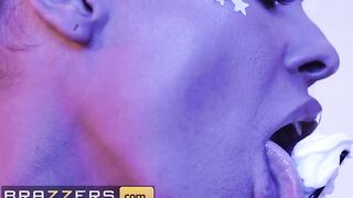 Brazzers - Bubble Ass sensual Luna Star turns barbershop into strip club and grinds it