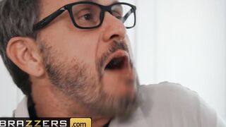 Brazzers - Blonde cougar Linzee Ryder drilled by a thick cock