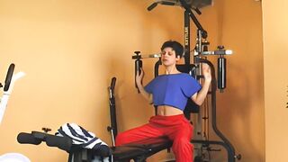 junge dark haired wird beim sport geil und besorgt es sich selbst
