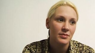 junge blondine fingert sich beim casting bis zum orgasmus
