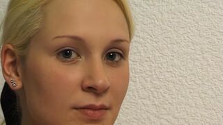 junge blondine fingert sich beim casting bis zum orgasmus