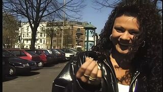 junge hispanic auf der strasse angesprchen und fuer toy casting ueberredet