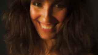dark haired cougar inside weissen strapsen fickt vor der kamera beim casting
