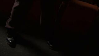 dark haired cougar inside weissen strapsen fickt vor der kamera beim casting