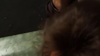 dark haired cougar inside weissen strapsen fickt vor der kamera beim casting