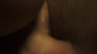 dark haired cougar inside weissen strapsen fickt vor der kamera beim casting