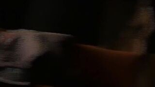 dark haired cougar inside weissen strapsen fickt vor der kamera beim casting