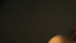 dark haired cougar inside weissen strapsen fickt vor der kamera beim casting