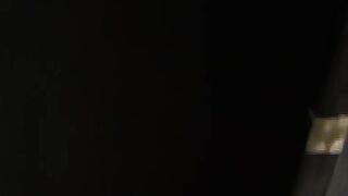 dark haired cougar inside weissen strapsen fickt vor der kamera beim casting