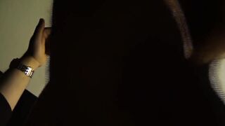 dark haired cougar inside weissen strapsen fickt vor der kamera beim casting