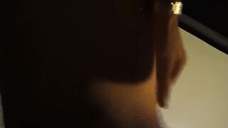 dark haired cougar inside weissen strapsen fickt vor der kamera beim casting