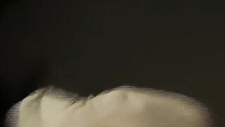 dark haired cougar inside weissen strapsen fickt vor der kamera beim casting