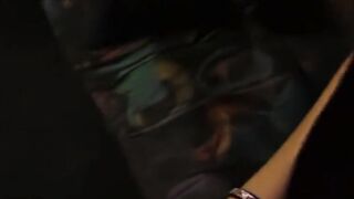 dark haired cougar inside weissen strapsen fickt vor der kamera beim casting
