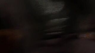 dark haired cougar inside weissen strapsen fickt vor der kamera beim casting