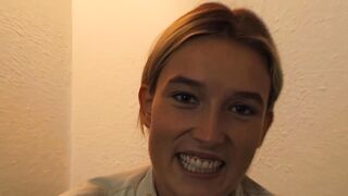 junge perfekte blondine fingert sich beim casting und bekommt mega orgasmus