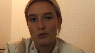 junge perfekte blondine fingert sich beim casting und bekommt mega orgasmus