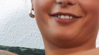 junge blondine hat ihr erstes casting und fingert sich