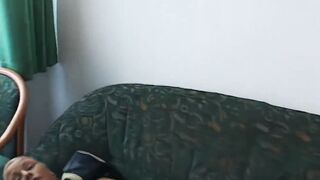junge blondine hat ihr erstes casting und fingert sich