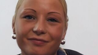 junge blondine hat ihr erstes casting und fingert sich