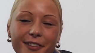 junge blondine hat ihr erstes casting und fingert sich