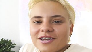 blonde sexsuechtige fingert sich im casting