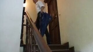 Mann schiebt ihr die Weinflasche rein