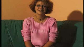 junge dark hair brillentraegerin hat ihr erstes casting
