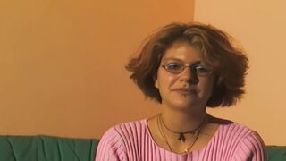 junge dark hair brillentraegerin hat ihr erstes casting