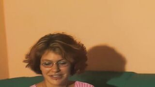 junge dark hair brillentraegerin hat ihr erstes casting