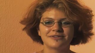 junge dark hair brillentraegerin hat ihr erstes casting