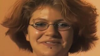 junge dark hair brillentraegerin hat ihr erstes casting