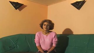 junge dark hair brillentraegerin hat ihr erstes casting