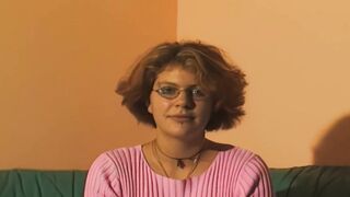 junge dark hair brillentraegerin hat ihr erstes casting